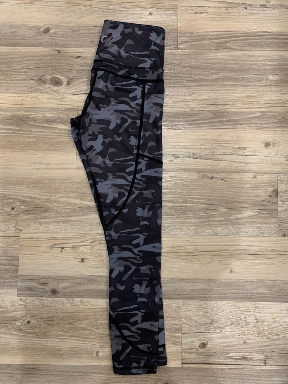 Zyia Black Camo Pocket Light n Tight 7/8 - Picture 2 of 4